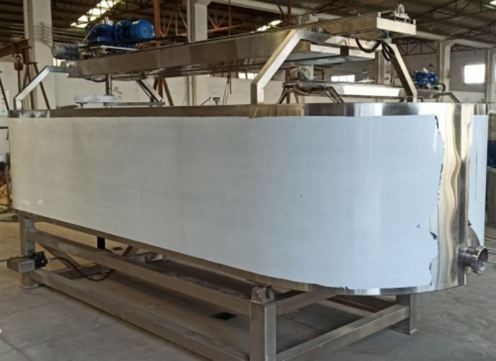 公司新增奶酪制作設(shè)備—不銹鋼奶酪槽、奶油摔打機(jī)